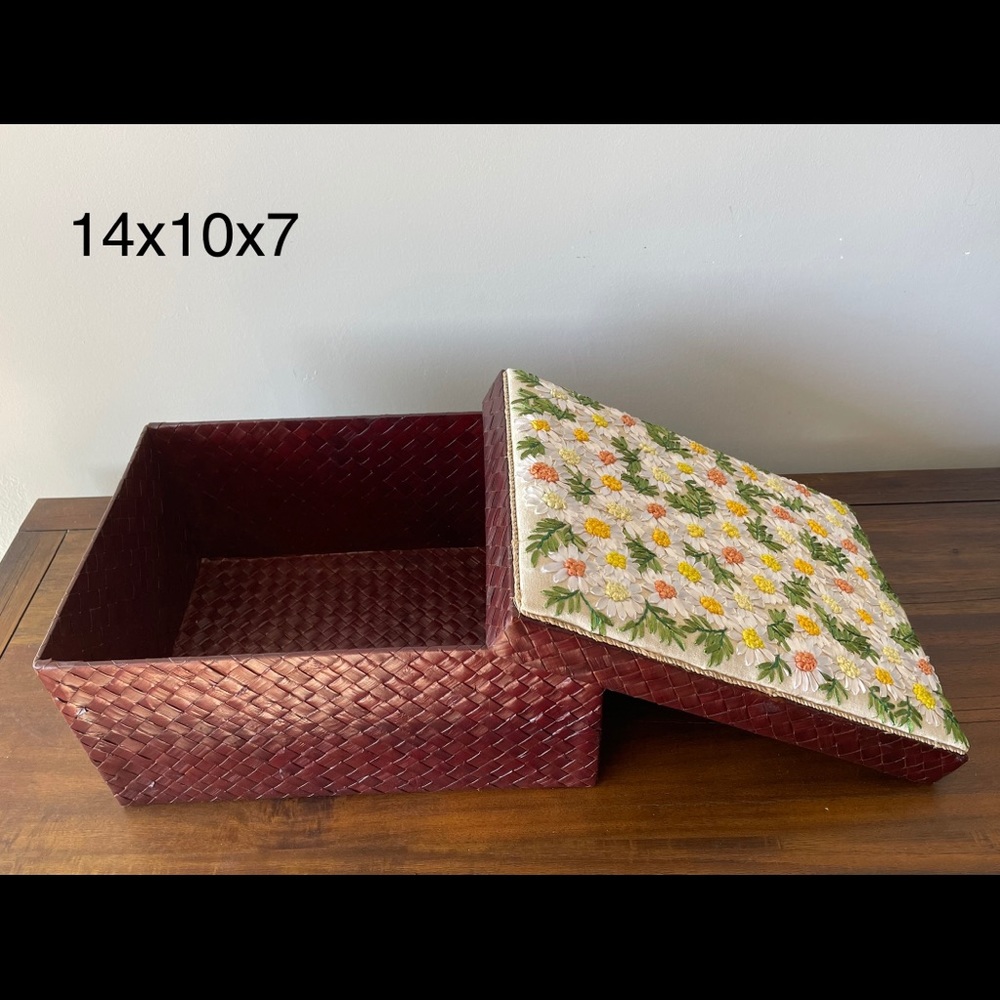 Silk embroidered box with yellow daisy flora on the lids